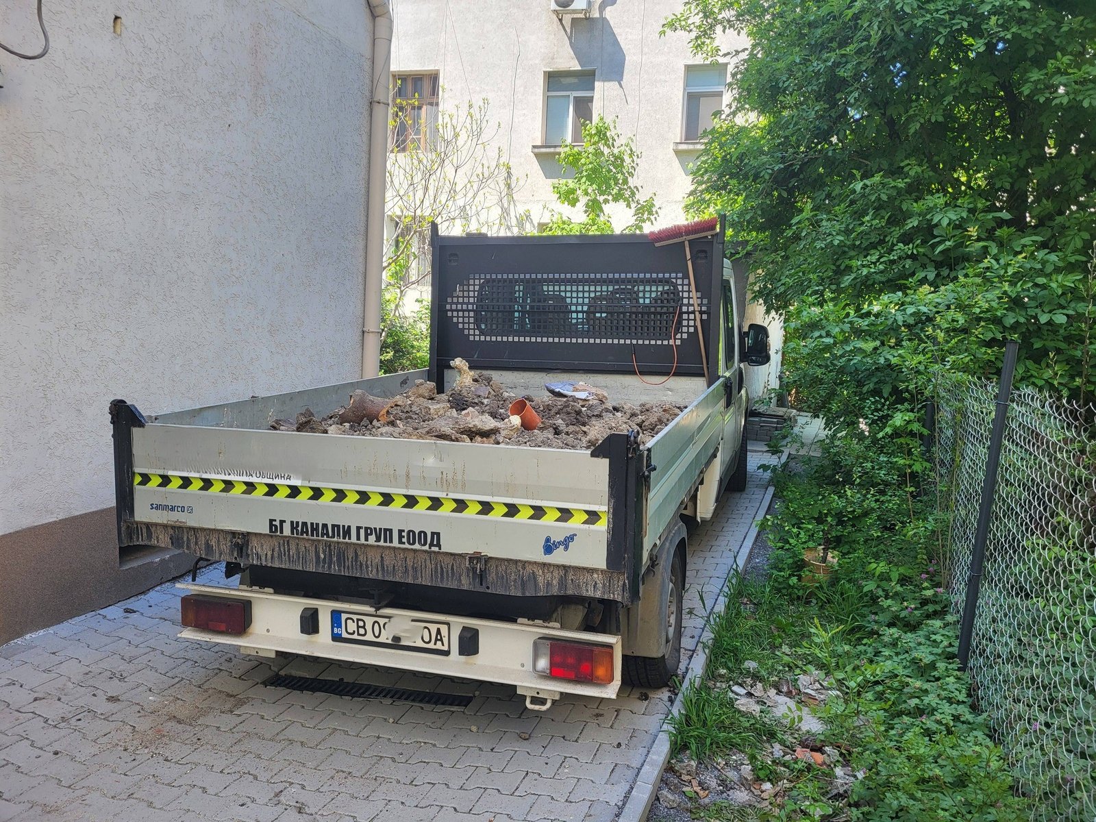 Извозване на строителни отпадъци Събиране, товарене и транспорт до регламентирани места без да ангажирате допълнителни хора.